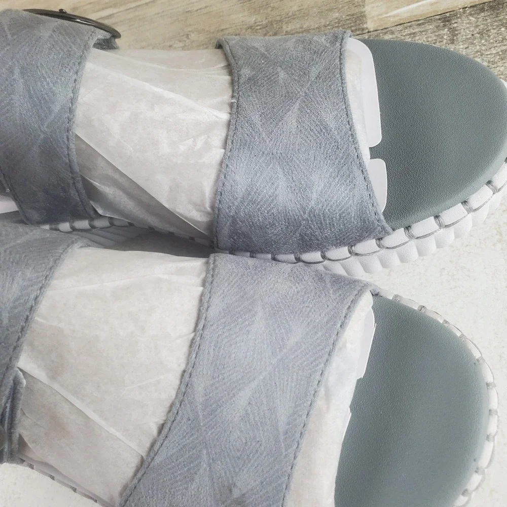 Skechers new without